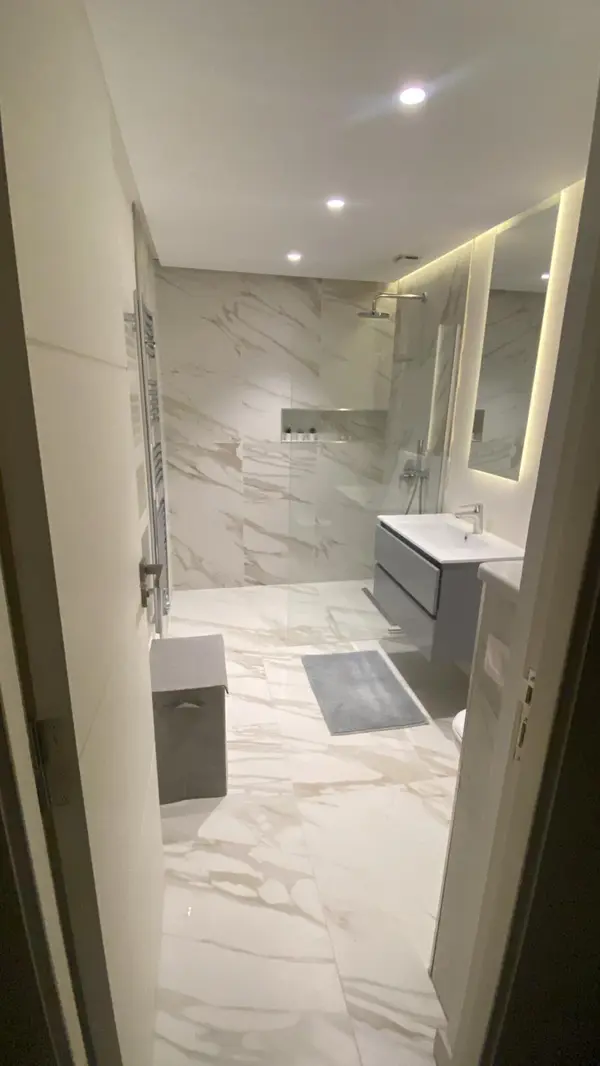 salle de bain neuve avec carrelage et faïence gros carreaux