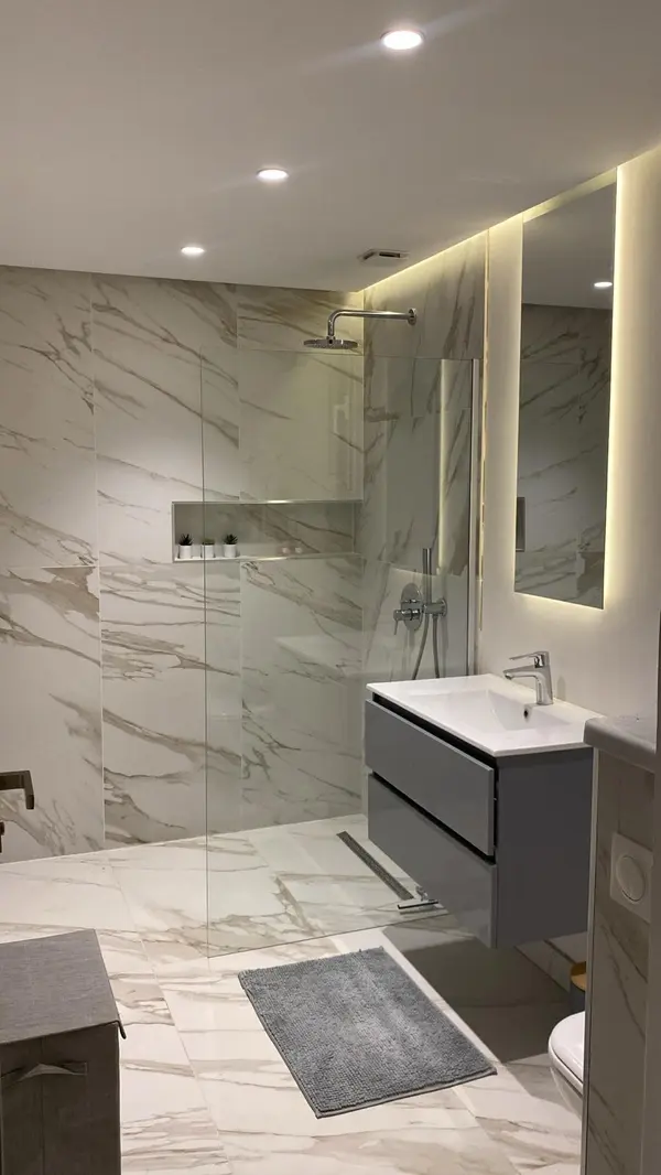 zoom sur la salle de bain neuve avec carrelage et faïence gros carreaux